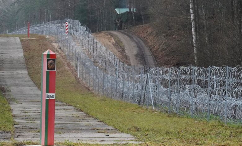 Полска поставува бодликава жица на границата со Русија
