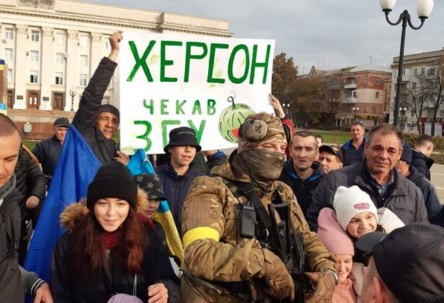 БИ-БИ-СИ: Во Киев нема струја, но Украинки танцуваат по повлекувањето на Русите од Херсон