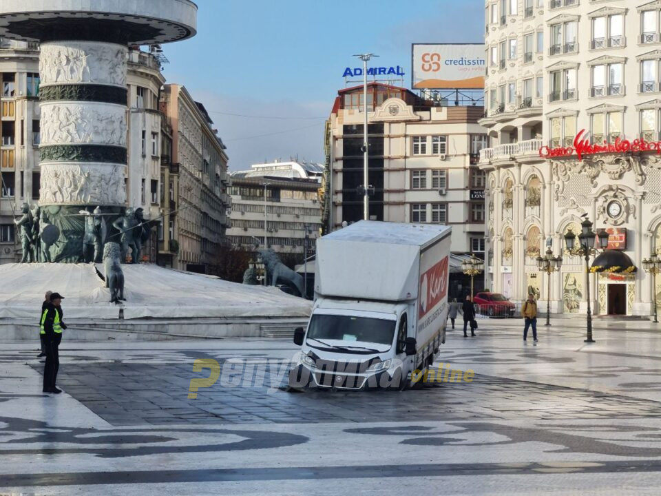 Приведен возачот на камионот што пропадна во фонтаната на Плоштад