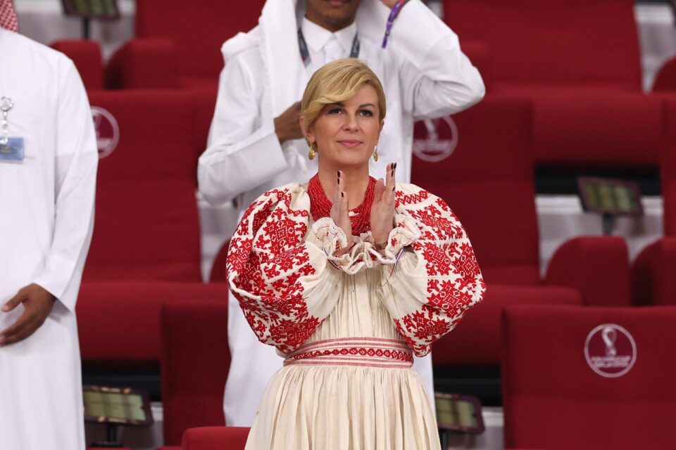 Ѕвезда во Доха: Поранешната хрватска претседателка изгледа одлично во народна носија
