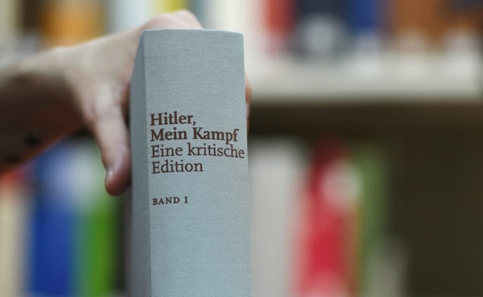 Книгата на Хитлер, „Мајн Кампф“, понудена во реклама како „совршен божиќен подарок“