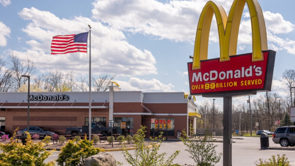 Во време кога вртоглаво растат цените на храната, Американците од „нормалните ресторани“се свртуваат кон Мекдоналдс