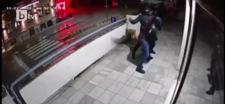 Тројца маскирани го гаѓале клубот во Охрид: Бугарска телевизија објави снимка од нападот