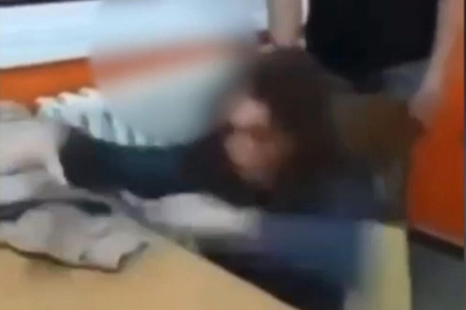 Ученици малтретираат професорка на час, еден ѝ го трга столот и ја паѓа на земја