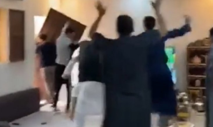 Навивач на Саудиска Арабија од радост ја откорна вратата од домот и ја фрли во дворот