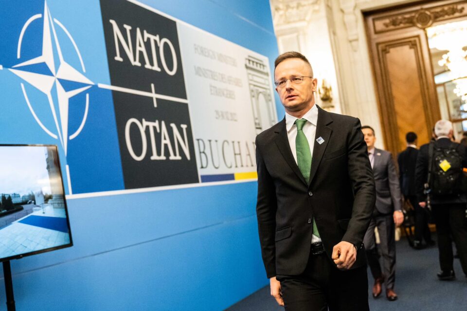 Сијарто: Нема влез на Украина во НАТО додека не се реши прашањето на унгарското малцинство