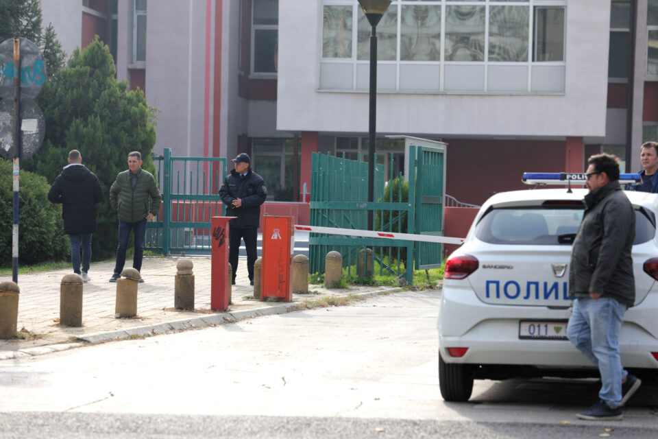 Лажни се денешните пријави за бомби во 120 скопски училишта