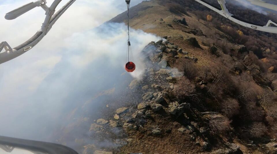Активни повеќе пожари, некои се гаснат со хеликоптери