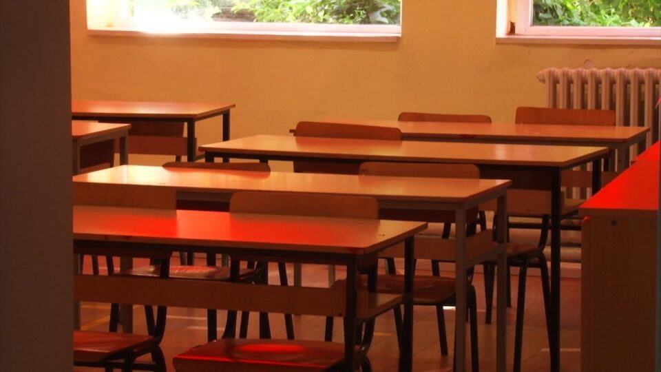 Тежок инцидент во училиште во Влае: Уапсен ученик кој нападнал ученици и наставници, искршил сè наоколу