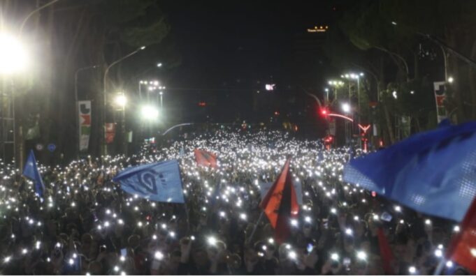Голем антивладин протест во Тирана, Бериша и Мета му порачаа на Рама дека набрзо ќе заврши во затвор