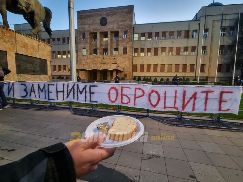 Стоилковски: Во само еден ден нови 137 административци, а нема пари за студентски оброк