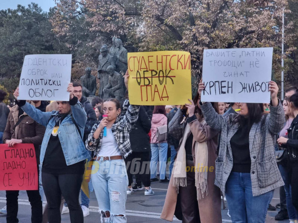 „Без паника, не јадеме колку Маричиќ“: Студентите им оставија оброк на пратениците