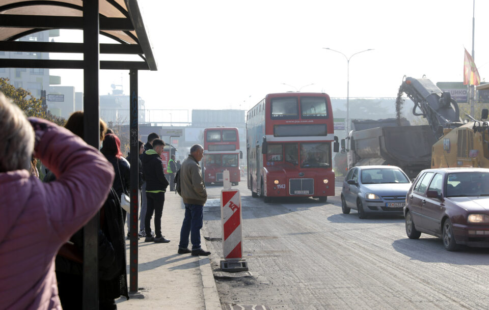 Скопје се разбуди во хаос: Колони возила ни да мрднат, нема автобуси, раскопани се неколку главни булевари…