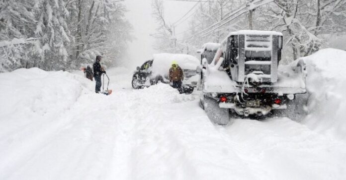 Силно снежно невреме го зафати Њујорк, две лица починаа
