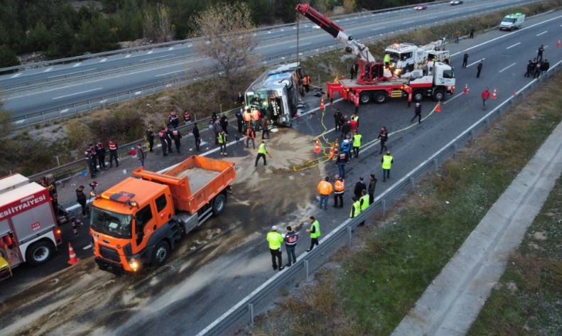32 лица се повредени а три лица загинаа во автобуска несреќа во Турција