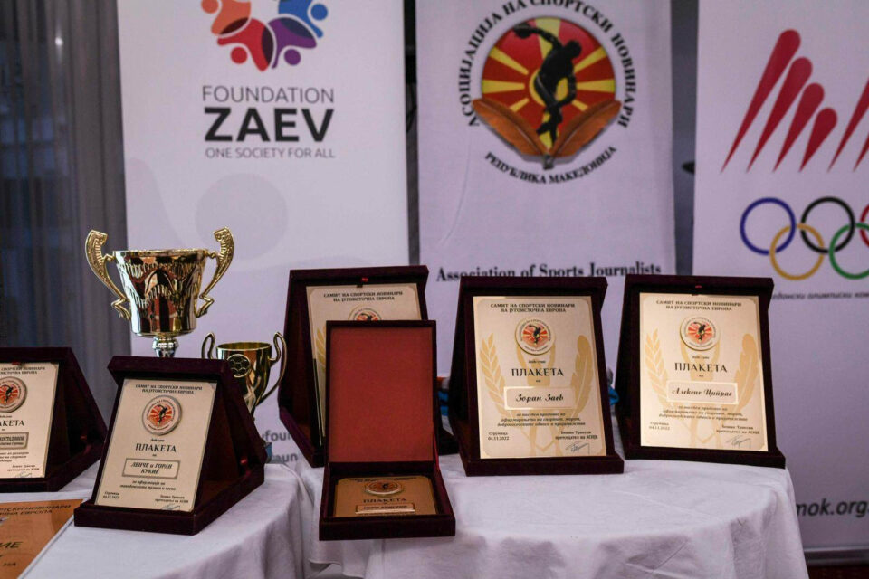 Зоран Заев и Алексис Ципрас добија златни плакети за нивниот придонес кон промоција на мирот