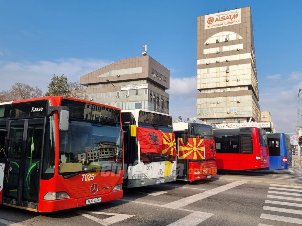 Автобусите остануваат кај „Мавровка“, приватниците во Град Скопје