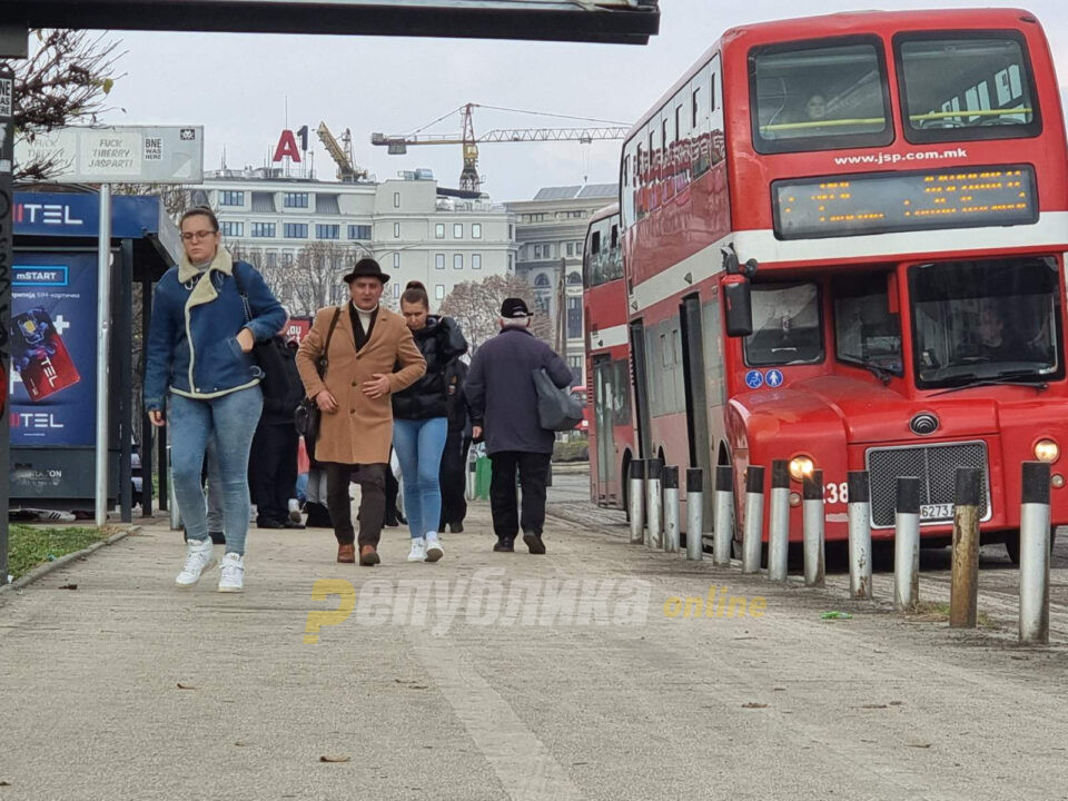 Жена тепала девојче во автобус во Скопје