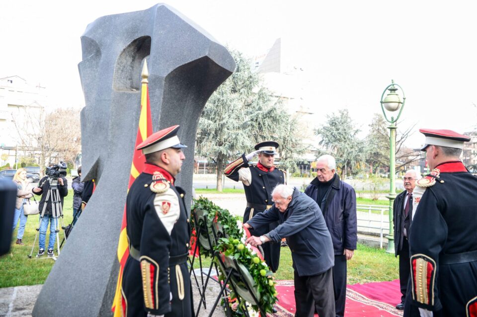 Владина делегација положи цвеќе на споменикот на Свети Климент Охридски