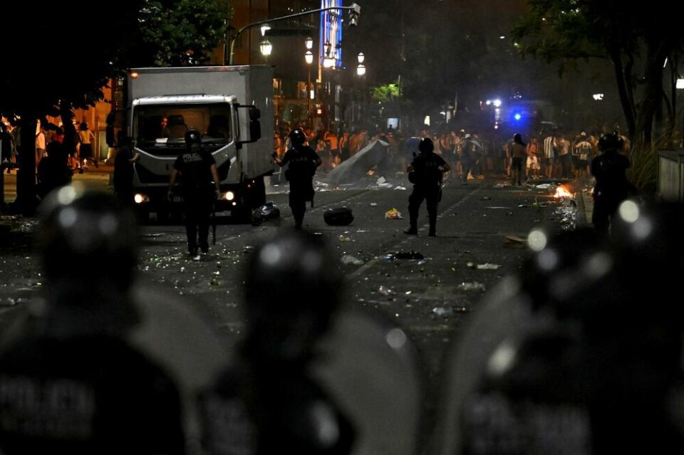 Во Буенос Аирес како да падна бомба: Фудбалерите евакуирани со хеликоптер, полицијата се судри со толпата, градот е речиси уништен