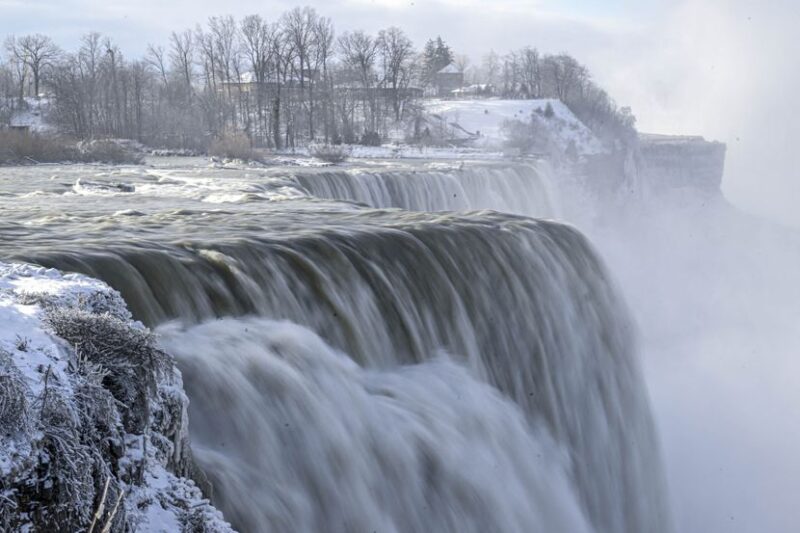 Нијагарините водопади замрзнаа по снежното невреме