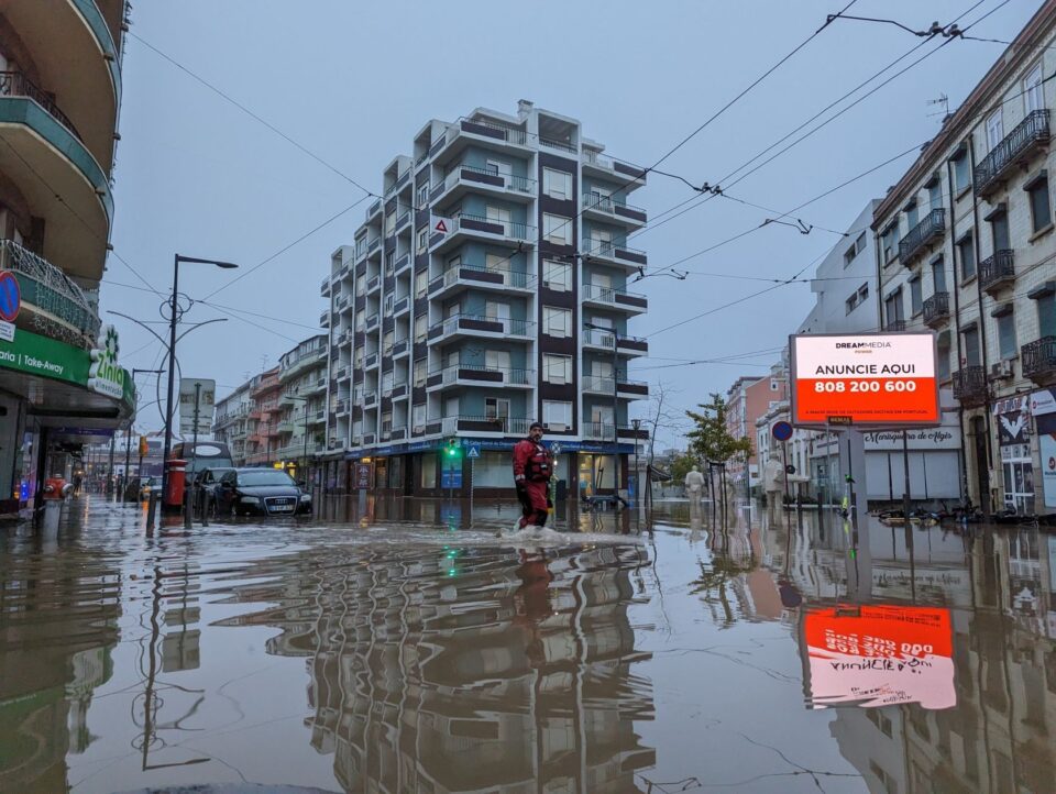 Лисабон е под вода – градоначалникот ги повика граѓаните да останат дома