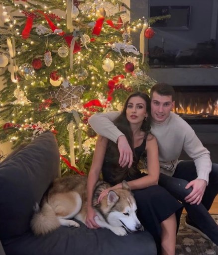 Ливаковиќ за Божик облече блуза со неговото куче кое го обожува