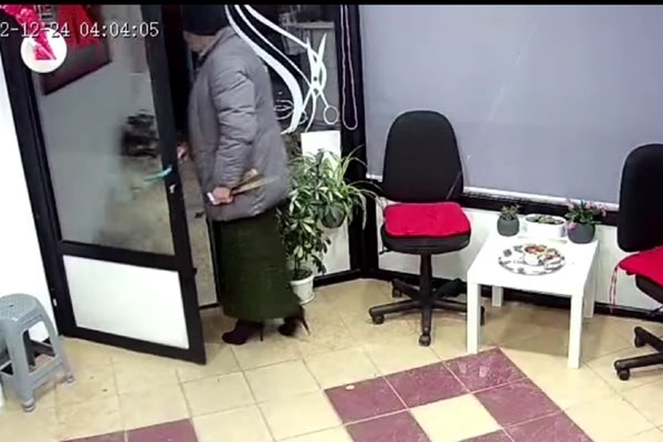 Маж во здолниште и штикли ограби фризерски салон во Варна