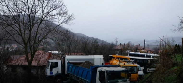 Косово го затвори најголемиот граничен премин Мердаре откако демонстрантите го блокираа од српска страна за да им дадат поддршка на своите сонародници
