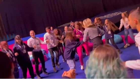 Браво за Симон Трпчески, убаво е да се види како сите на детската Евровизија го играат македонското оро