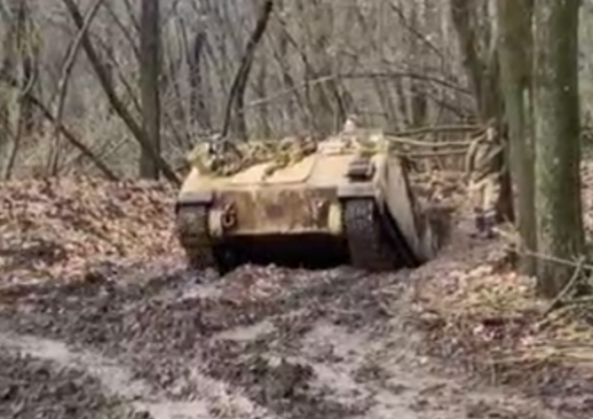 Американски оклопен транспортер безуспешно се прпелка во украинската кал