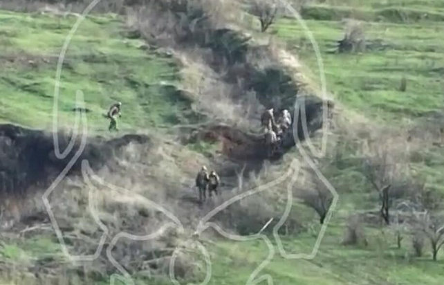 Тенковска граната разнесе чета борци на Вагнер додека минуваат низ ров: Вознемирувачко воено видео од Бахмут