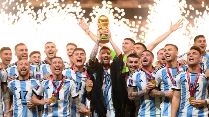 Аргентина на светскиот фудбалски трон, Меси падна на колена на средина на теренот и почна да слави