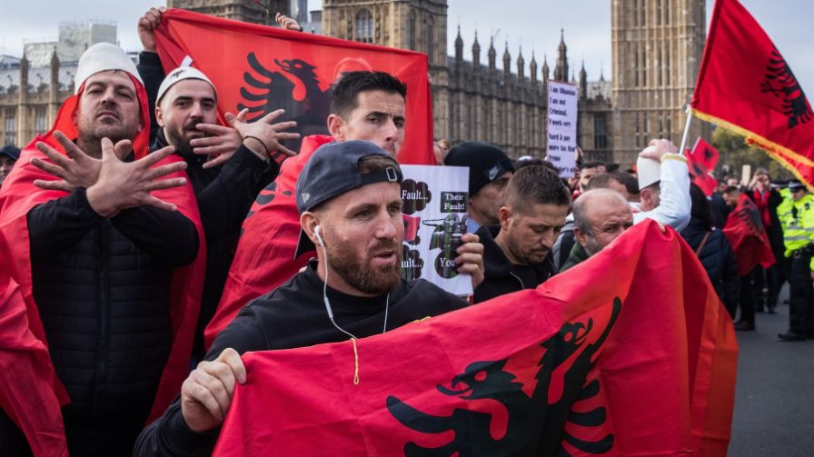 Албанците бегаат од земјата поради сиромаштијата и корупцијата