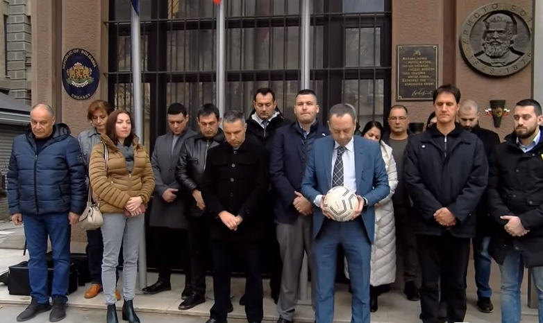 Со минута молк и фудбалска топка бугарската амбасада во Скопје му оддаде почит на Пеле