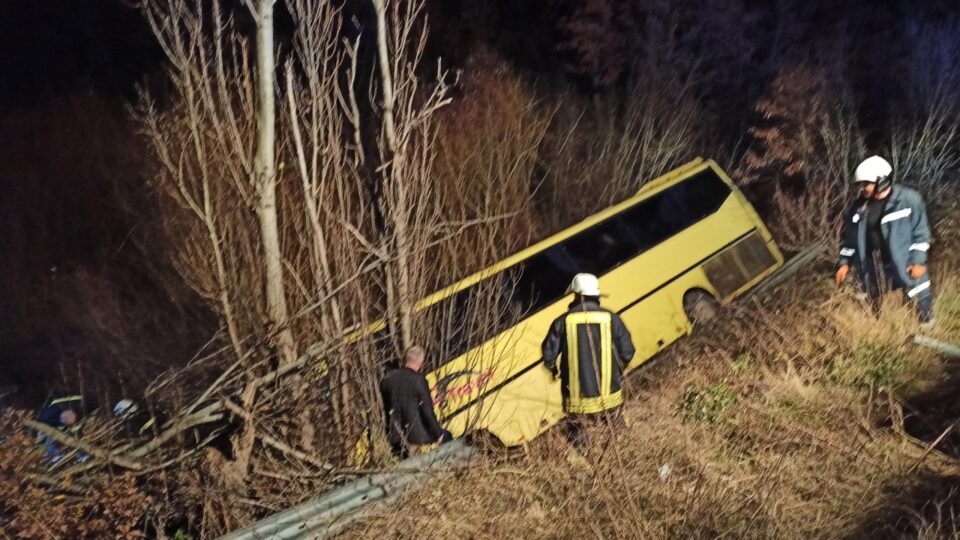 Автобус падна во провалија кај Свиленград, едно лице загина, а 19 се повредени