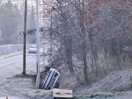 Тешка сообраќајка во Велес: Автомобил заврши во канал