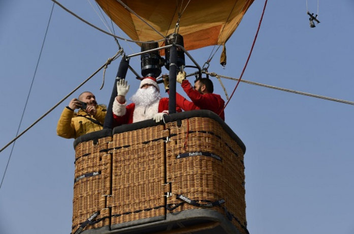 Дедо Мраз со балон слета во Кисела Вода, пакетчиња добија преку 3000 деца!