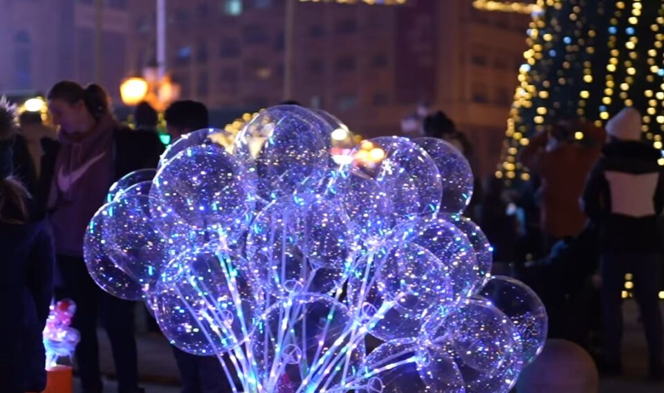 Балоните што се продаваат на плоштад снимени во видеото на Арсовска од „новогодишната магија“ во Скопје