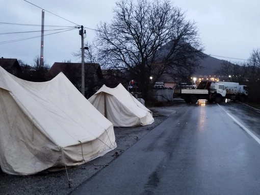Ситуацијата пред експлозија: Курти најави дека ќе ги отстрани српските барикади