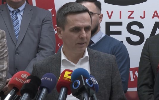 Албанските партии спремни за протест: Касами бара предвремени избори до пролет за да гласаат за уставни измени