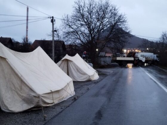 РТС: Се уште не е почнато отстранувањето на барикадите во северниот дел на Косово