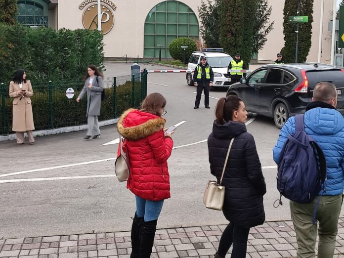 Прв случај за поставена бомба на настан каде што требаше да се појават политичари: Се евакуираат гостите и вработените во „Александар Палас“