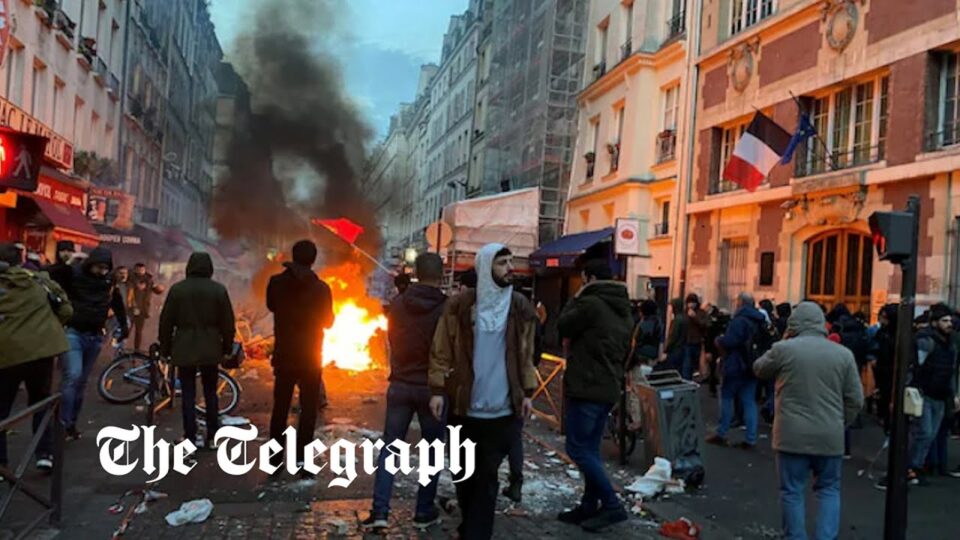 Курдите во Париз се судрија со полицијата: Запалени и превртени автомобили, камења и солзавец