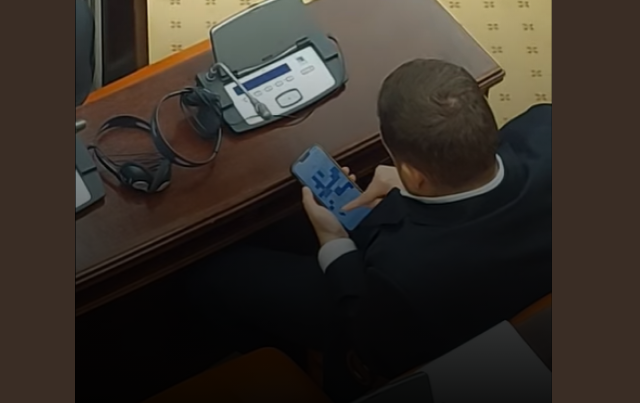 Пратеникот Каевски си играше игрици за време на Собраниска комисија, граѓаните бесни: „За ова ли ве плаќаме“