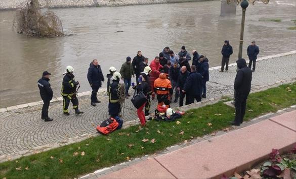 Спасено лице кое скокнало кај Камени мост во Вардар