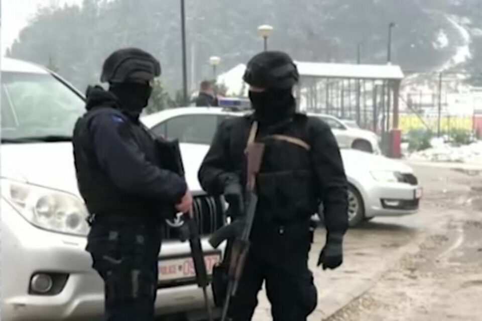 Шефот на српската армија испратен на границата со Косово