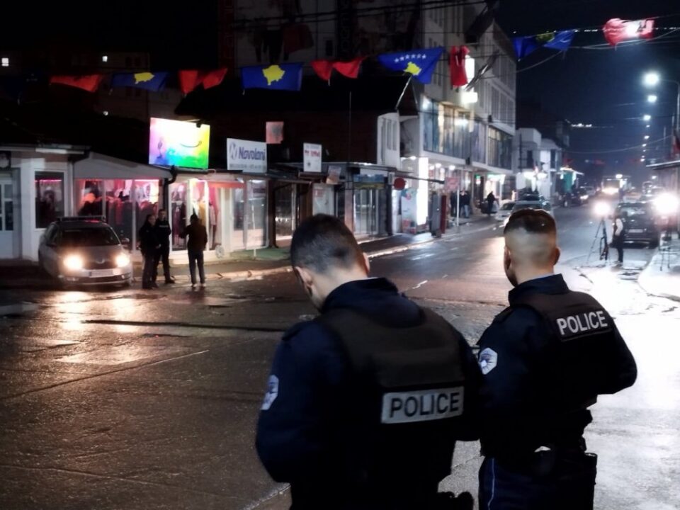 Фрлена бомба во Косовска Митровица, во експлозијата повредени две лица