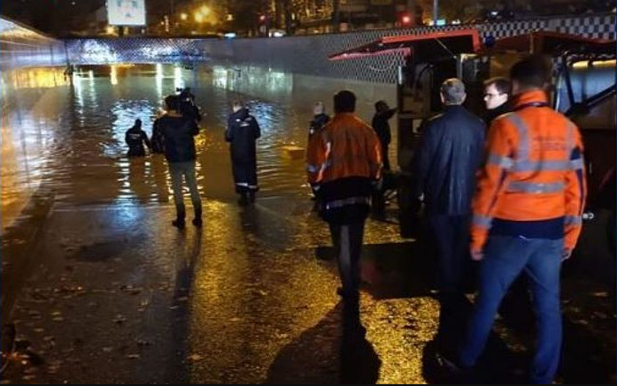 Поплави во Лисабон носеа автомобили, има и загинати