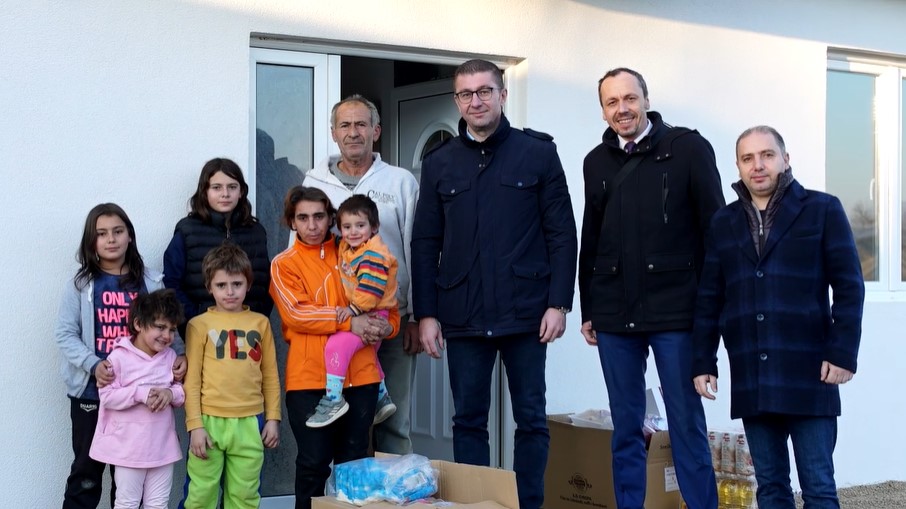 Мицкоски во хумана мисија: Семејство со пет деца доби свој дом